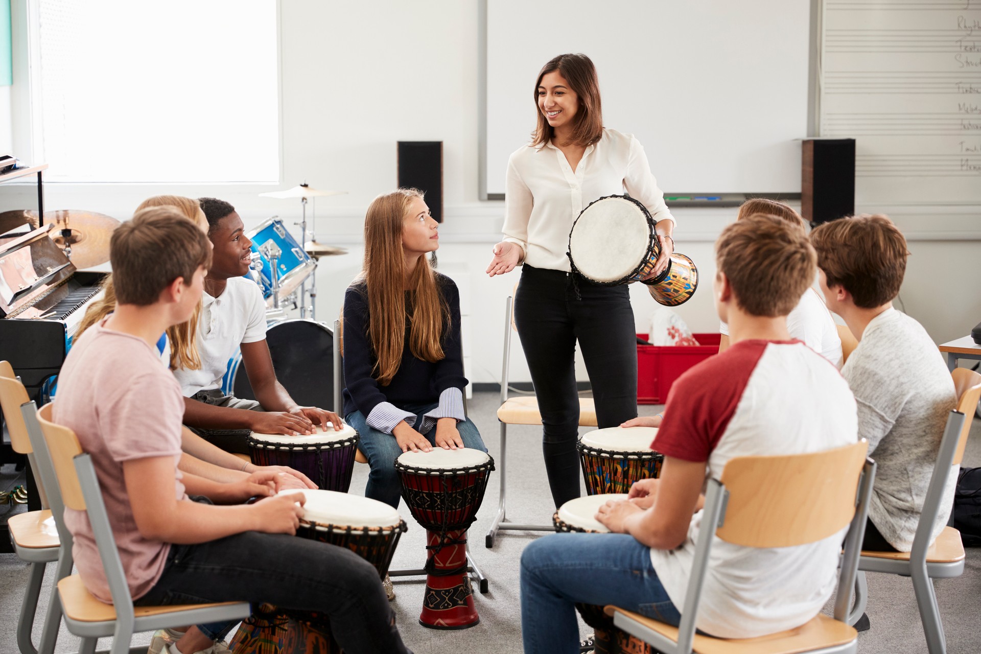 Teenage étudiants étudient les percussions dans la classe de musique