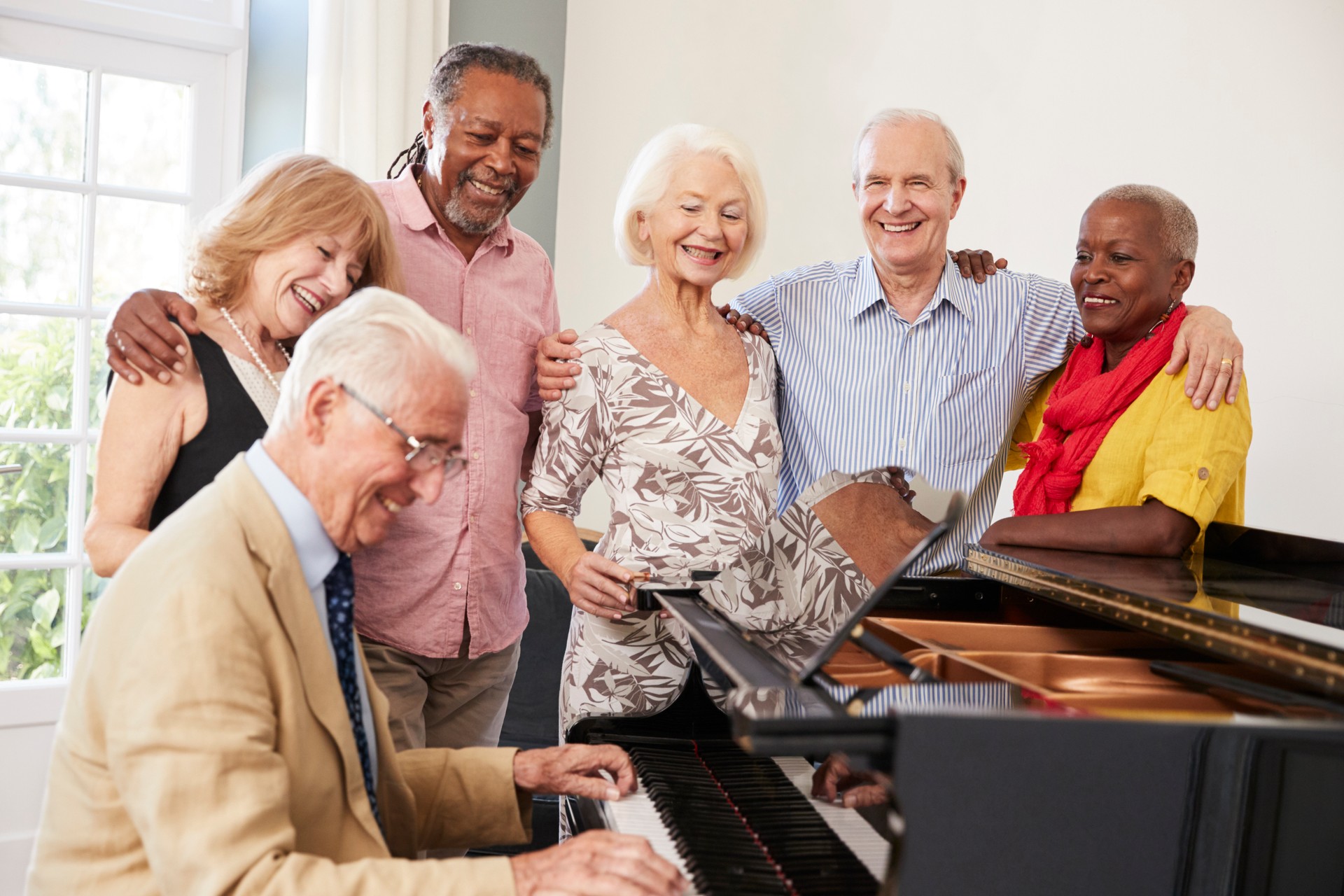 Groupe de personnes âgées permanent de Piano et de chanter ensemble