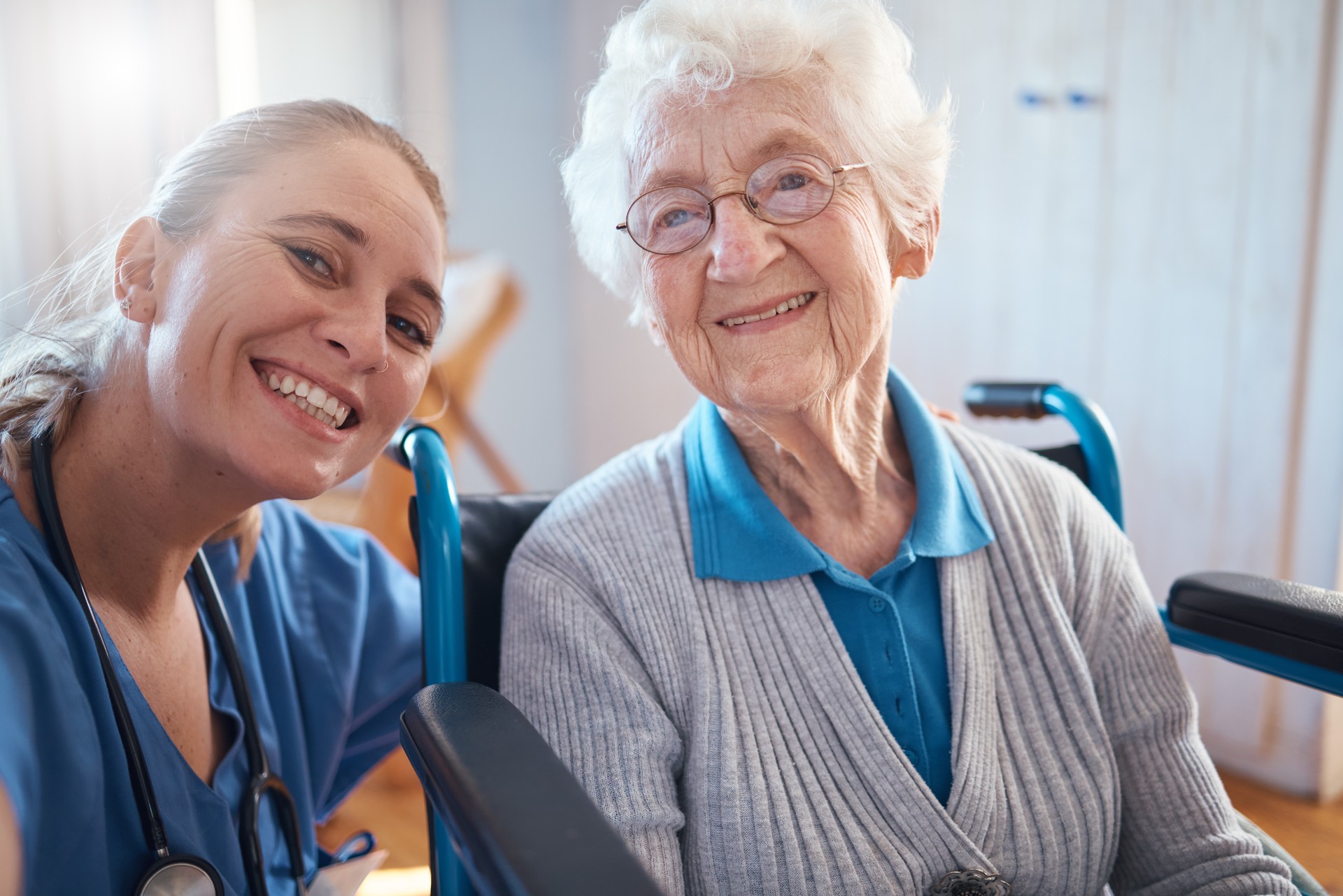 Infirmière, portrait sourire et médical pour les soins aux personnes âgées, maison de retraite ou visite chez le médecin pour rendez-vous ou examen. Une femme âgée heureuse souriant avec un professionnel de la santé pour un examen thérapeutique à